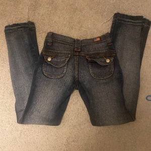 Low waist bootcut jeanss - Jag säljer dessa super fina lågmidjade jeansen och de står att de är storlek 12 men midjemåttet är 32cm plus stretch!! Hör av er om ni har några frågor och priset går att diskuteras!!
