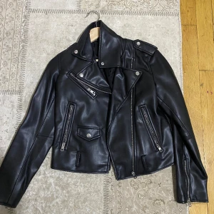 Väst - Zara väst har använt några gånger inget fel med jackan storlek S