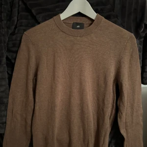 Bomulls tröja - Har använts en gång så skicket är 10/10. Den är finstickad från Hm i storlek Xs. Slim fit