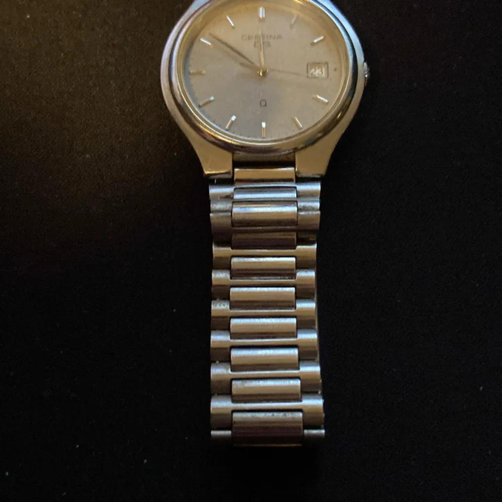 En certina ds clocka, lätt använd. Har inte använts på länge. . Asusteet.
