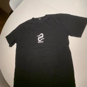 Speak t-shirt - Promotion tee för ett klädesmärke  Storlek medium Tryck på bröst och på rygg Helt oanvänd 