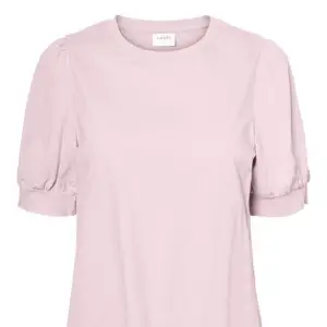 Säljer min super söta rosa t-shirt köpt på Vero Moda men märket är Awere 🌸🌷säljs inte längre och ändats använd ett fåtal gånger. 