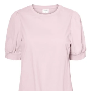 Rosa t-shirt  - Säljer min super söta rosa t-shirt köpt på Vero Moda men märket är Awere 🌸🌷säljs inte längre och ändats använd ett fåtal gånger. 