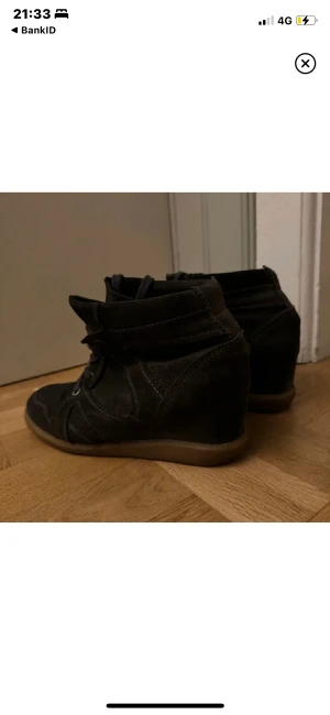 Skor med klack - Säljer dessa jättefina skor med klack. Isabell markant likadane. Inga stora deffekter bara lite slitna skosnören och och inuti eftersom dom är begangna . Storlek 38