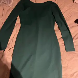 Superfin mörkgrön klänning från HM med djup rygg. Den formar sig fint efter kroppen och är endast använd 1 gång!! Den är stretchig och passar även mig som vanligtvis har M!