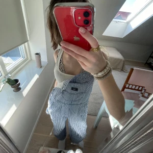 Sötaste hängselbyxorna!💘 - Dem perfekta Scandinavian style hängselbyxorna! Den är som ny eftersom jag har knappt använt den! det Säljer denna för jag får ingen användning av den💘 Jag är 156cm 