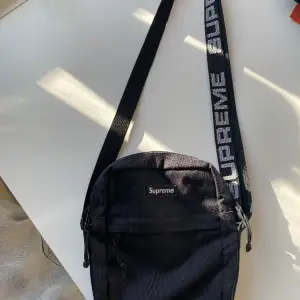 Supreme crossbody bag i jätte fint skick. 