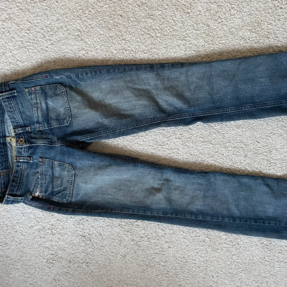 Säljer nu mina super snygga blåa lågmidjade bootcut disel jeans i storlek XS då dem inte kommer till användning för mig och är endast använda 1 gång så därför mycket bra skick.  . Jeans & Byxor.