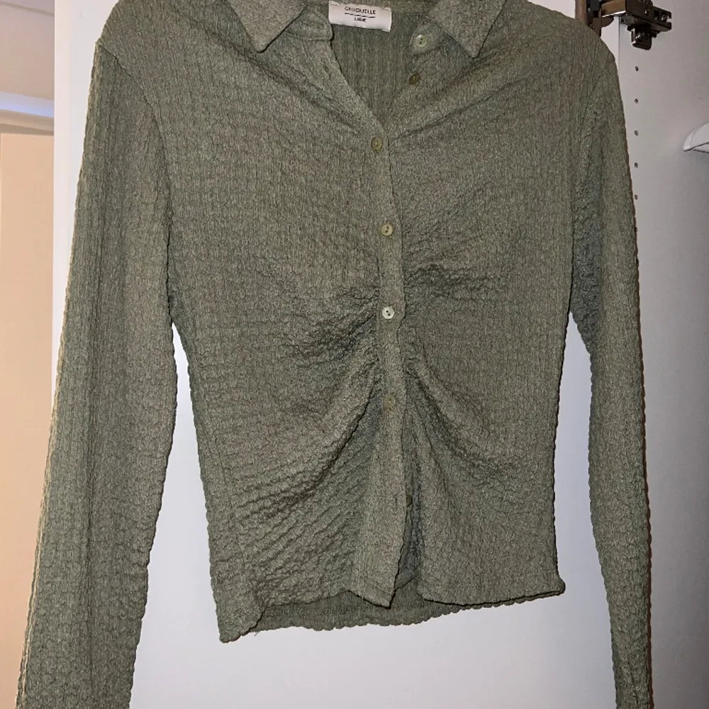 Jättefin skjorta köpt från chiquelle i storlek L men den är liten i storleken och skulle passa en s/m. Det är en olivgrön färg. Skjortan är endast använd en gång. . Skjortor.