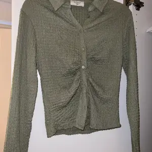 Jättefin skjorta köpt från chiquelle i storlek L men den är liten i storleken och skulle passa en s/m. Det är en olivgrön färg. Skjortan är endast använd en gång. 