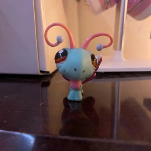 2007 LPS Littlest Pet Shop Butterfly #2276 - Äkta LPS Butterfly #2276 gjord av Hasbro 2007. Använder produktbild som referens. Den är hel och har inga fläckar eller skador.