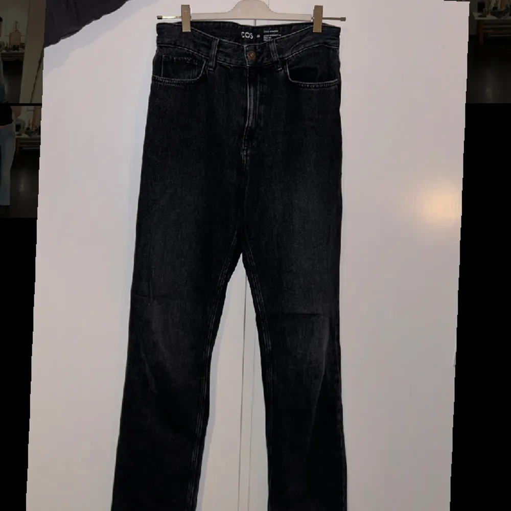 Supersnygga baggy jeans från COS. Jeansen är i modellen ”Loose straight leg, full length” och har en oversize fit. De är långa i benen även på mig som är 180. Har endast använts 2 gånger men säljer då de tyvärr blivit för stora. Nypris 1000kr.. Jeans & Byxor.