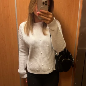 Stickad tröja vit  - Fin vit stickad tröja som knappt är använd, storlek S/M men passar bäst S!!!