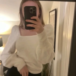 Vit tröja - Super mysig och skön tröja. Lite fluffig i materialet:) Aldrig använd,passar perfekt till julafton❤️