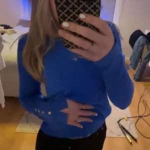 Fin tröja - Såå fin blå Zara tröja med knappar på ärmen. STL S och i väldigt fint skick 