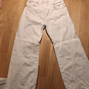 Jeans - Säljer dessa fina jeans. Pgd de är för små. Köpte för 250