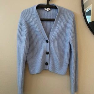 Stickad kofta Other Stories - Superfin ljusblå kofta från &Other Stories i storlek S. Endast använd ett fåtal gånger 🩵