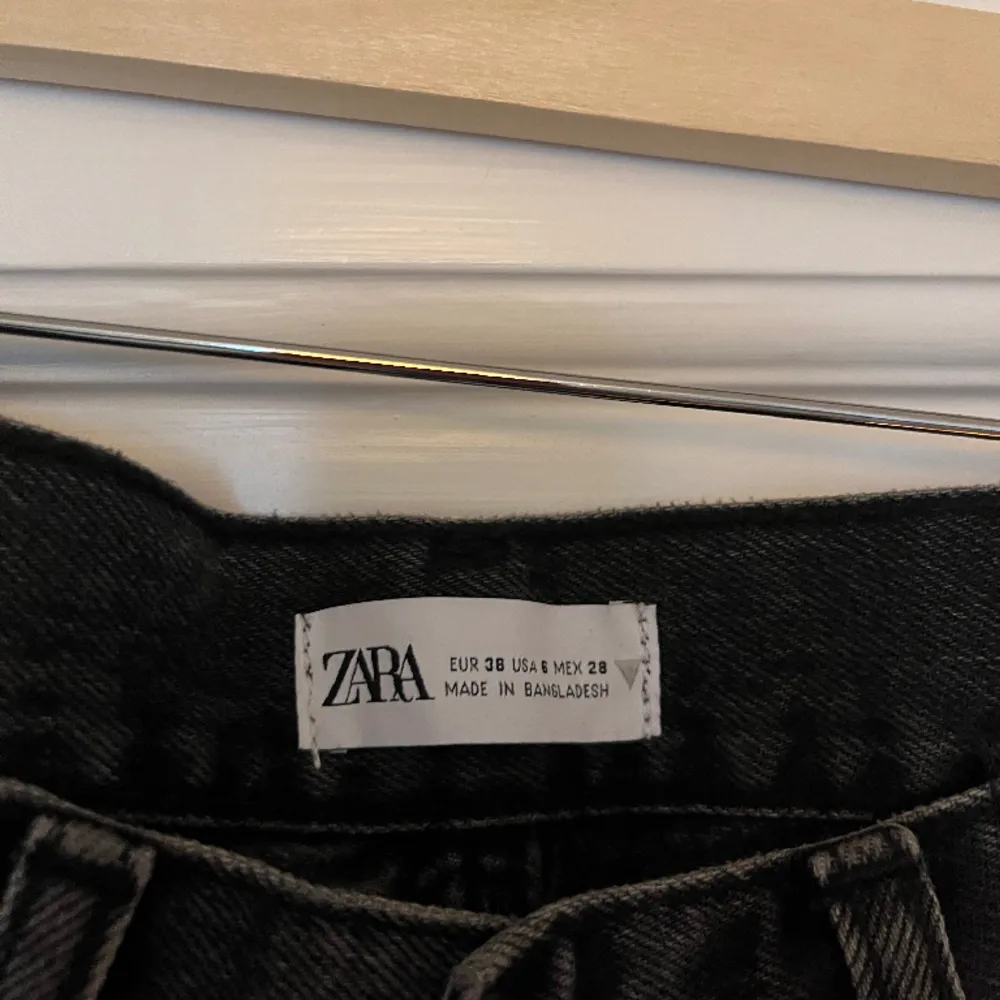 Knappt använda gråa jeans från zara. Säljer för lite för stora på mig.. Jeans & Byxor.