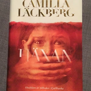 Bok Häxan av Läckberg 600 sidor.  - Fint skick. Inbunden, 