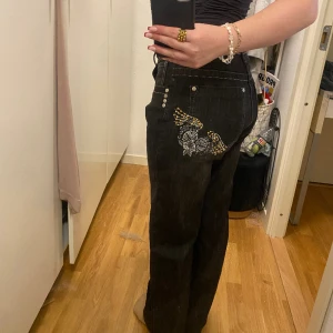 Svarta jeans  - Snygga jeans med tryck på fickan, använd få gånger så jätte bra skick, storlek s skulle ja säga då jag har de och dom passar bra på mig, skriv privat vid fler bilder!