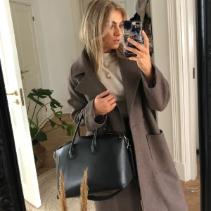 Jättefin brun kappa - Intressekoll på denna kappa, i fint skick! Storlek XS men oversize i storleken