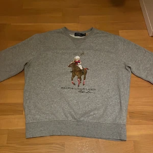 En polo tjöra som e i perfekt skick och aldrig andvänd  - Grå polo Ralph Lauren tröja i storlek m herr. Aldrig änvänd 