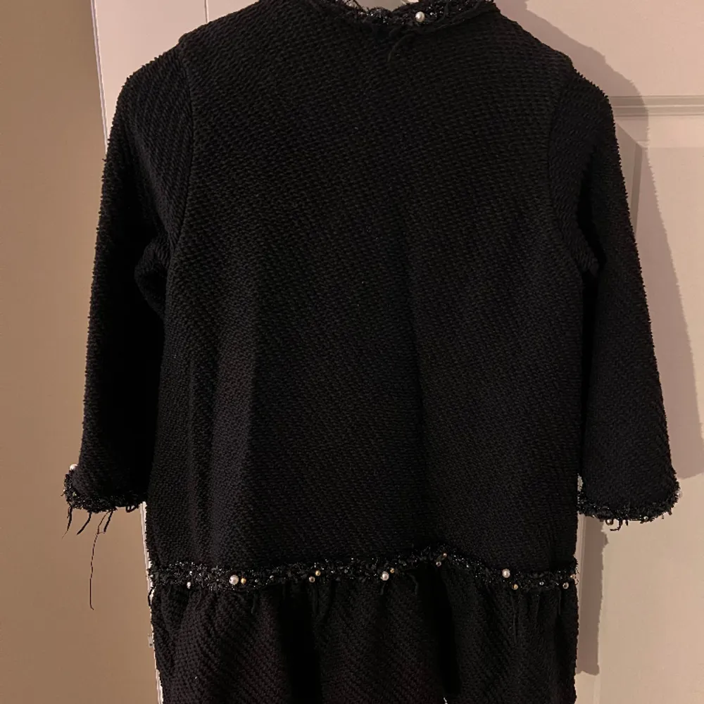 Fina stickad tunika från Zara Knit. Fina detaljer med små pärlor. Går att använda som tunika eller uppknäppt som kofta. Blusar.