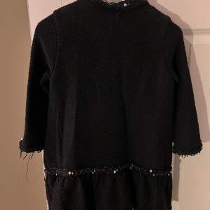 Fina stickad tunika från Zara Knit. Fina detaljer med små pärlor. Går att använda som tunika eller uppknäppt som kofta