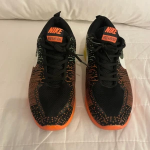 Nike träningskor - Välbevarade, mycket sköna träningsskor från Nike. Funkar även perfekt som sneakers. utomhus. Storlek 42. 📣Kolla gärna in mina andra annonser🌺