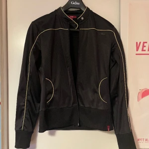 sportig tröja - tröja med dragkedja från märket xx by mex