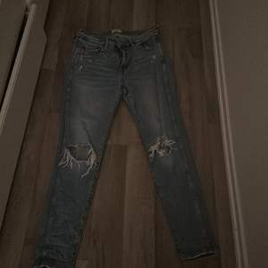 Jeans med hål vid knänaa. köptes från lager 157 . Säljs då de inte kommer till användning längre.  