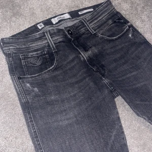 Replay jeans - Säljer nu mina feta och näst intill oanvända replay jeans i modellen anbass. Nypris 1795 kr, mitt pris 850kr🤩 storlek W32 L34. Hör av er vid minsta lilla frågor eller funderingar😁👍🏻