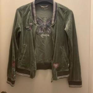 Odd Molly sip-up tröja - JÄTTE snygg grön sip-up tröja från Odd Molly, med mycket fina broderier på tröjan. den är använd få tal gånger men inget man märker. Stl S. Köparen står för frakt!😇❤️