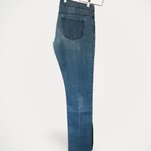 Jeans från Femme Sistina.  Storlek: 30/32 Material: 100% bomull Nypris: 900 SEK Använd, men utan anmärkning.  Kommentar från säljaren: Jeans från den kända butiken Femme Sistina som ligger i Rom, Italien.
