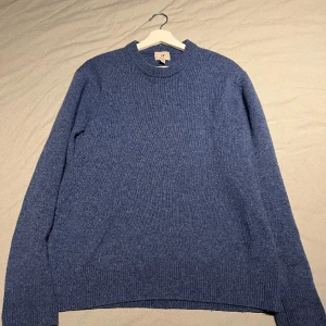 Sweatshirt   - Säljer tröjan då jag inte använder den så mycket, bra skick och skön nu under julen 