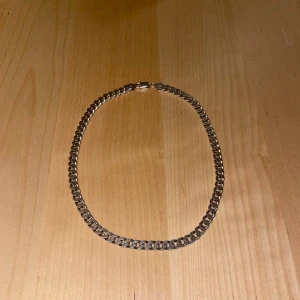 Silver Cuban Link Kedja - Cuban link kedja i silver. 45cm lång, 7cm bred. Köpte för 1500 har använt i ungefär 1 och ett halft år. 