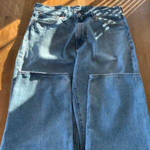 Levis 568 stay loose - Ett par Levis stay loose, då det är för stora för mig säljer jag de vidare, liten skada på höger bakficka samt någon mindre fläck på höger ben. 