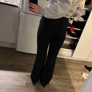 Kostymbyxor  - Använder inte längre men både snygga och sköna byxor som man kan ha till allt.  Köparen står för frakten 