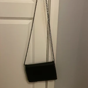 Väska - En svart väska från Ullared, knappt använd.