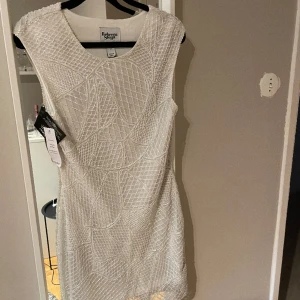 Vit klänning - En superfin oanvänd Rebecca Stella klänning😊 str s. 