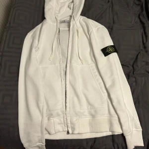 Stone Island Hoodie - Tjena säljer nu min knappt använda Stone Island Hoodie. Köpte den på farfetch för 4500kr. Hör av er om ni har fler frågor!!🙌🏼🙌🏼 (pris kan diskuteras vid snabb affär, kvitto kan även visas vid intresse)