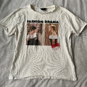 Drama t-shirt från Zara - En super fin tröja från Zara! I ett fint skick trots att jag haft mycket användning av den! Den sitter jättefint på och är i ett otroligt skönt material!