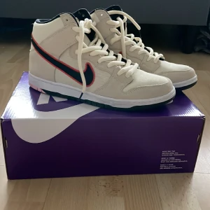 Nike SB Dunk High Pro PRM - Tja! Säljer ett par feta sb dunks jag haft ståendes, i princip helt nya och syns knappt att dem är använfa. Kom med bud!