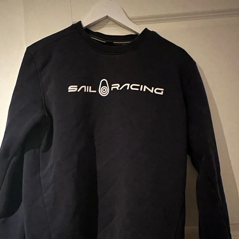 Tjena! Säljer en as snygg och skön  Sail Racing tröja åt en vän. Dma gärna om ni har frågor🤝 . Tröjor & Koftor.