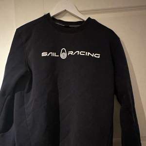 Tjena! Säljer en as snygg och skön  Sail Racing tröja åt en vän. Dma gärna om ni har frågor🤝 