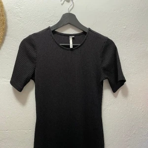 Klänning från Lager157 - säljer min svarta klänning från Lager157, storlek M/L. Sparsamt använd och i bra skick.  Skickas eller hämtas i Linköping. 