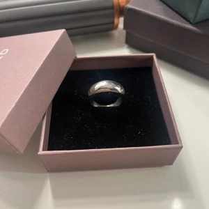 Edblad ring  - Super fin statement ring från edblad! Ej använd alls, då jag köpte fel storlek! Köpt för 400, kom med prisförslag!💞