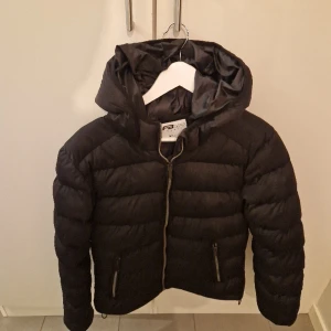 Dunjacka  - Fin dunjacka i kort modell knappt använd som ny 