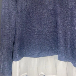 Söt tröja  - ❣️Söt mörkblå tröja med dem vita detaljerna❣️köpt från second hand men från veromoda från första början. Storlek S. Har ej använt sen jag köpte från secondhand då det ej är min stil längre❣️ 