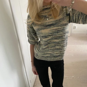 Stickad t-shirt - Såååå sjukt fin stickad t-shirt som är handgjord❤️❤️ den är sparsamt använd och i fint skick